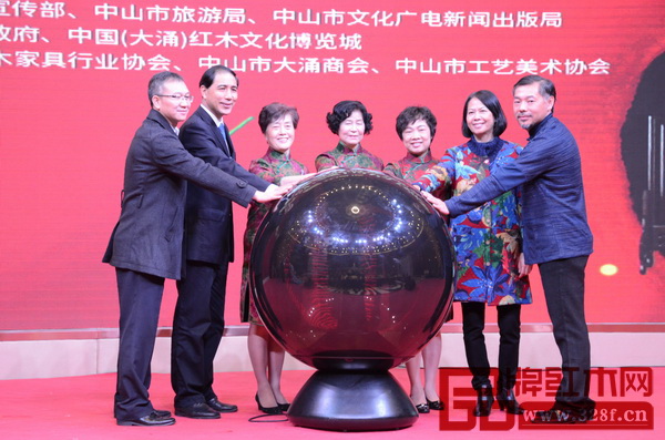 中山市委常委、宣传部长唐颖(左二),中山市公共外交协会会长韩泽生(右二),中山市大涌镇党委书记郭丛枢(左一),红博城董事长林孟礼(右一)以及“中国艺术三姐妹”嵇锡贵(中)、陈水琴(左三)、孙亚青(右三)共同启动G20国礼瓷扇绣联展 中山市委常委、宣传部长唐颖(左二),中山市公共外交协会会长韩泽生(右二),中山市大涌镇党委书记郭丛枢(左一),红博城董事长林孟礼(右一)以及“中国艺术三姐妹”嵇锡贵(中)、陈水琴(左三)、孙亚青(右三)共同启动G20国礼瓷扇绣联展