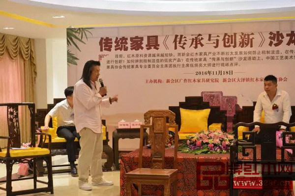 中国工艺美术协会副会长伍炳亮现场点评“广作”、“苏作”家具 中国工艺美术协会副会长伍炳亮现场点评“广作”、“苏作”家具