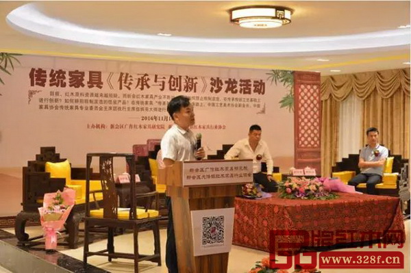 大泽镇红木家具协会会长钟超雄发表讲话