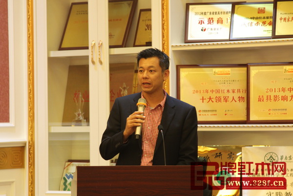 马来西亚槟州家具同业商会署理会长龚伟杰发表致辞