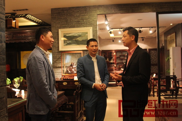 马来西亚槟州家具同业商会署理会长龚伟杰（右一）与红古轩总经理吴赤宇（中）亲切交流