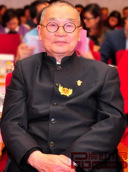 中国高等教育家具设计专业创始人、中南林业科技大学博士生导师、全联艺术红木家具专委会专家顾问胡景初 中国高等教育家具设计专业创始人、中南林业科技大学博士生导师、全联艺术红木家具专委会专家顾问胡景初