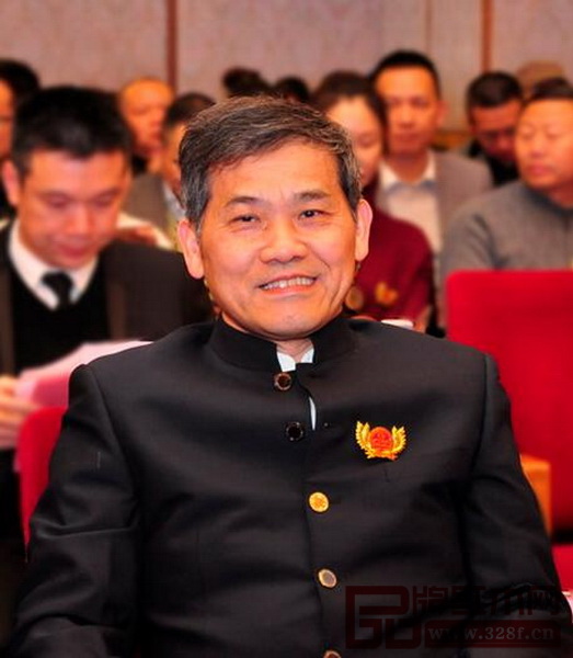 家具行业资深媒体人、全联艺术红木家具专委会专家顾问王周 家具行业资深媒体人、全联艺术红木家具专委会专家顾问王周