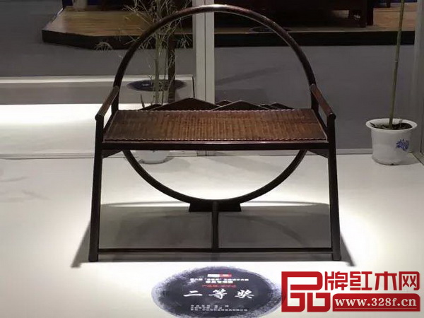 第八届“省长杯”工业设计大赛家具专项赛产品组·新中式二等奖获奖作品——和兴家具作品《镜·椅》