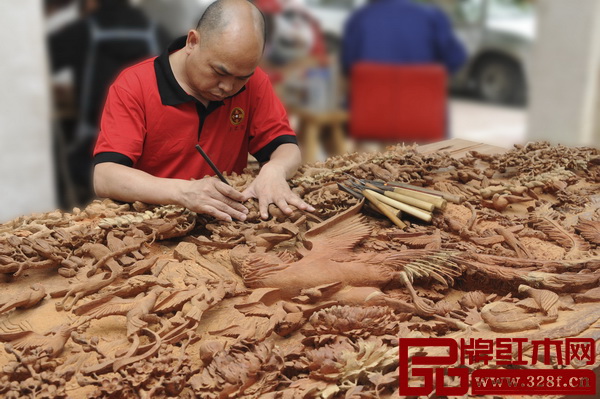 陈正民大师专注木雕工艺与传承,并将精湛的技艺融入到集古韵今的家具生产中 陈正民大师专注木雕工艺与传承,并将精湛的技艺融入到集古韵今的家具生产中