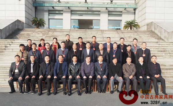 东阳市工商业联合会(总商会)第十届执行委员会部分成员合影(第三排右四为国祥红木董事长张国强) 东阳市工商业联合会(总商会)第十届执行委员会部分成员合影(第三排右四为国祥红木董事长张国强)