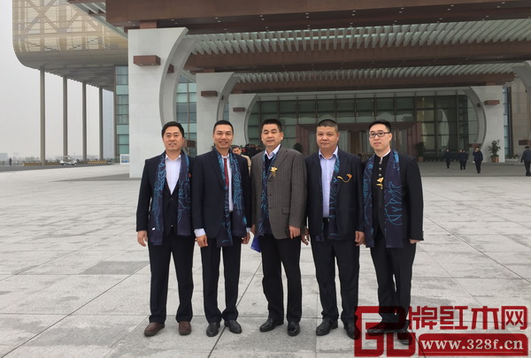 鸿运堂总经理萧耀能（左二）与中山市大涌镇党委副书记、镇长贺修虎在杭州G20峰会举办地合影留念