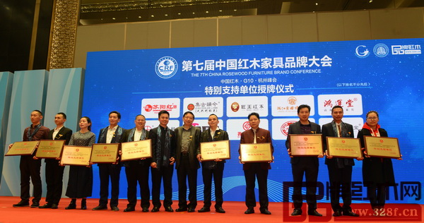 作为此次盛会的特别支持单位,总经理萧耀能(右二)上台接受颁牌 作为此次盛会的特别支持单位,总经理萧耀能(右二)上台接受颁牌