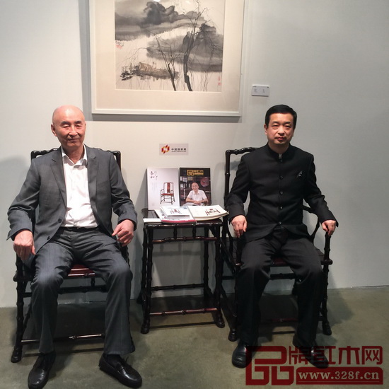 中国驻洛杉矶总领馆文化参赞古今(右)试坐竹节椅并与中国传统工艺大师、泰和园董事长邵湘文合影留念 中国驻洛杉矶总领馆文化参赞古今(右)试坐竹节椅并与中国传统工艺大师、泰和园董事长邵湘文合影留念