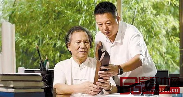 明堂红木董事长张向荣(右)与其师傅陆光正 明堂红木董事长张向荣(右)与其师傅陆光正