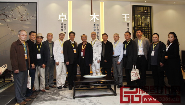 全联艺术红木家具专委会专家顾问团部分专家走访东阳卓木王 全联艺术红木家具专委会专家顾问团部分专家走访东阳卓木王