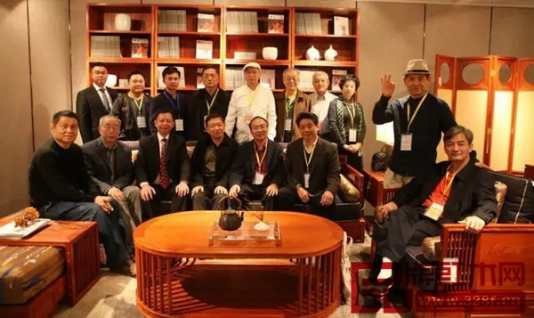 在中山红博会上,国寿红木董事长陈国寿(前排左三)、副董事长陈淦凡(后排左一)与全联艺术红木家具专业委员会领导及专家顾问团合影 在中山红博会上,国寿红木董事长陈国寿(前排左三)、副董事长陈淦凡(后排左一)与全联艺术红木家具专业委员会领导及专家顾问团合影