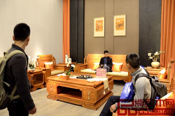 经销商坐在“天工系列沙发”上体验整体舒适度 经销商坐在“天工系列沙发”上体验整体舒适度