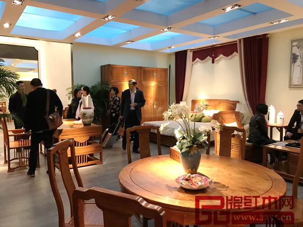 天工隽品展厅内经销商络绎不绝 天工隽品展厅内经销商络绎不绝