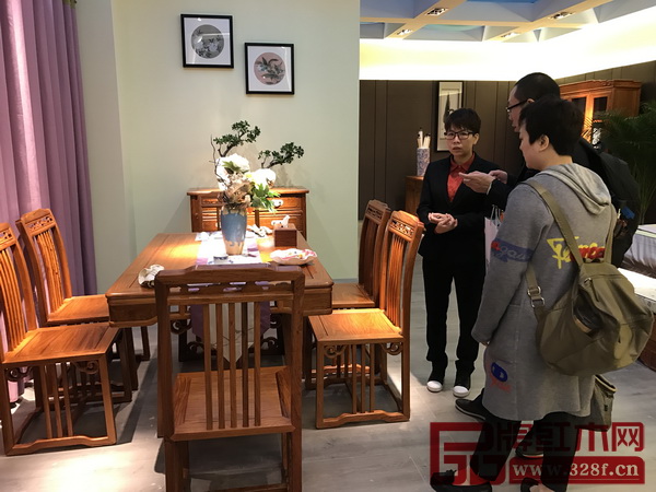 销售精英带领经销商深入了解产品优势 销售精英带领经销商深入了解产品优势