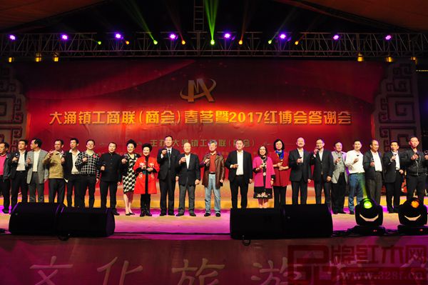 答谢晚宴上嘉宾领导共同敬酒祝贺红博会的圆满成功 答谢晚宴上嘉宾领导共同敬酒祝贺红博会的圆满成功