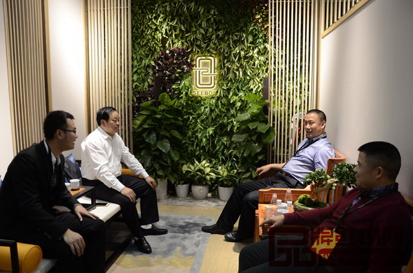 品牌红木家具经销商联盟执行主席——西安红木雅居阁总裁石立峰(右二)、顺德中联红木世家董事长周志华(右一)到访忆古轩展厅,与忆古轩董事长刘定杰(左二)、弘木传媒市场部总监窦琦柳交流行业发展之道 品牌红木家具经销商联盟执行主席——西安红木雅居阁总裁石立峰(右二)、顺德中联红木世家董事长周志华(右一)到访忆古轩展厅,与忆古轩董事长刘定杰(左二)、弘木传媒市场部总监窦琦柳交流行业发展之道