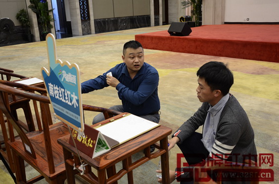课程现场不少企业家对红木家具表现出极大的兴趣，并与南枝红红木总经理余鹤天进行了深入交流