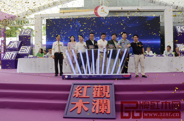 深圳市红木文化艺术协会会长张祝林(左一)、中国工艺美术协会副会长 王志杰(左五)、文化中国投资基金管理有限公司总裁 蔡丽才(左四)、中国收藏家协会秘书长 黄俊霖(右二)、香港缅甸商会主席 汪振富(右三)、深圳市委宣传部文艺处处长 王国猛(左三)、龙华区委宣传部副部长、文化体育局局长 付妍(左二)、龙华区区长助理 张周兴(右一)共同进行第十三届中国(深圳)国际文化产业博览交易会观澜红木文化产业集聚区分会场开幕仪式 深圳市红木文化艺术协会会长张祝林(左一)、中国工艺美术协会副会长 王志杰(左五)、文化中国投资基金管理有限公司总裁 蔡丽才(左四)、中国收藏家协会秘书长 黄俊霖(右二)、香港缅甸商会主席 汪振富(右三)、深圳市委宣传部文艺处处长 王国猛(左三)、龙华区委宣传部副部长、文化体育局局长 付妍(左二)、龙华区区长助理 张周兴(右一)共同进行第十三届中国(深圳)国际文化产业博览交易会观澜红木文化产业集聚区分会场开幕仪式