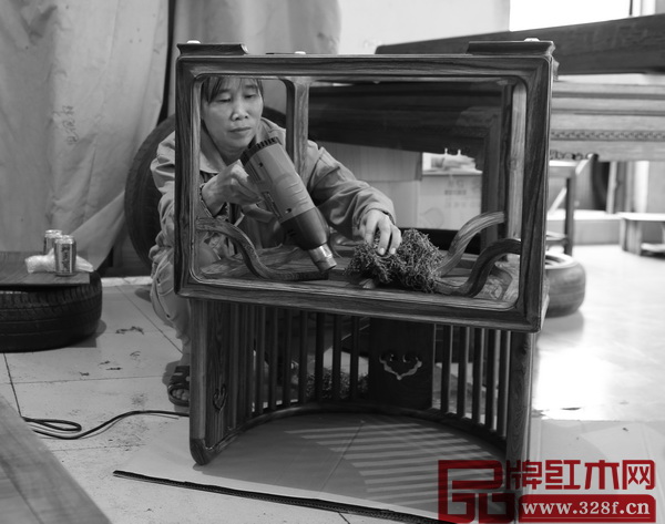 经过烫蜡后的新明式红木家具色泽湿润晶莹 经过烫蜡后的新明式红木家具色泽湿润晶莹