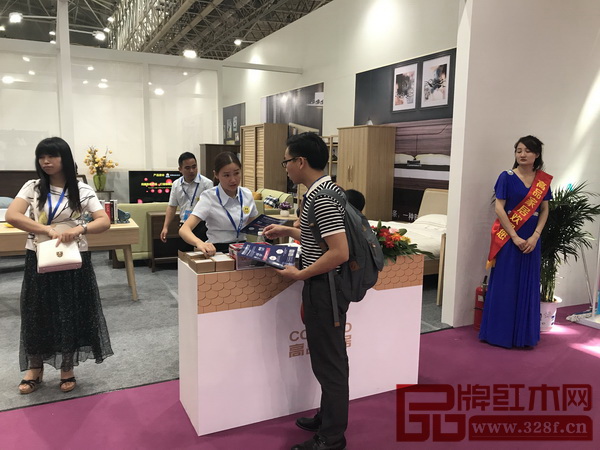首届新中式红木家具大会组委会的干事到武汉家具展参展企业前推广首届新中式红木家具大会 首届新中式红木家具大会组委会的干事到武汉家具展参展企业前推广首届新中式红木家具大会