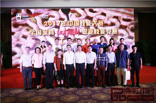 会议期间广东各赛区的相关负责人合影留念 会议期间广东各赛区的相关负责人合影留念