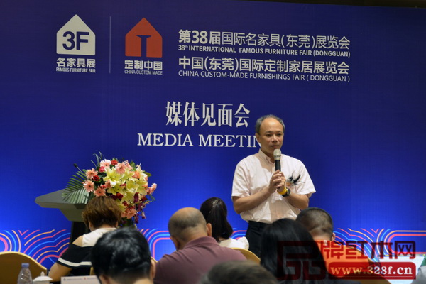 媒体提问环节上,名家居世博园总经理许宗彤指出,定制家居已经成为推动家具行业发展的一股新力量 媒体提问环节上,名家居世博园总经理许宗彤指出,定制家居已经成为推动家具行业发展的一股新力量