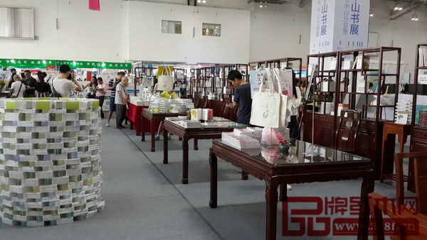 中山出版馆使用红木家具布场，营造出良好的阅读环境
