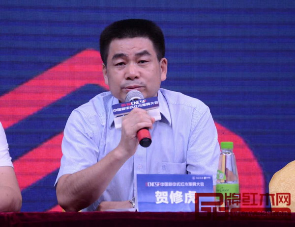 大涌镇镇长贺修虎在新中式红木大会媒体见面会上回答记者提问 大涌镇镇长贺修虎在新中式红木大会媒体见面会上回答记者提问