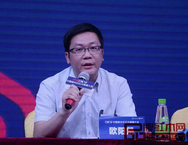 大涌镇党委委员欧阳凯在新中式红木大会媒体见面会上回答记者提问 大涌镇党委委员欧阳凯在新中式红木大会媒体见面会上回答记者提问