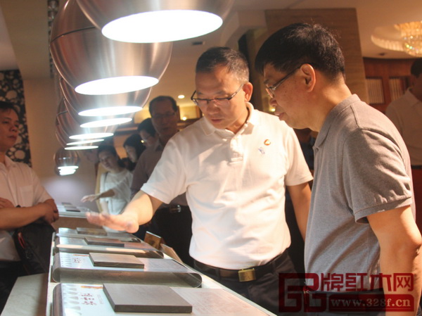 中山市大涌镇党委书记郭丛枢以大涌名牌企业红古轩的红木家具为例向广东省粤港澳合作促进会领导一行介绍大涌红木家具的工艺和发展成果