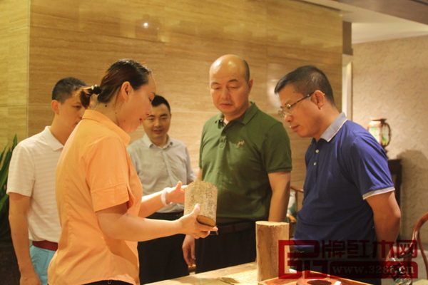 红古轩工作人员向湖南考察团的领导们讲解木材知识 红古轩工作人员向湖南考察团的领导们讲解木材知识