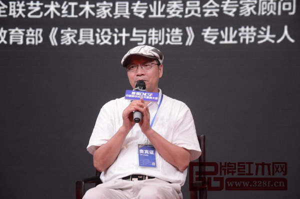 教育部《家具设计与制造》专业带头人彭亮认为,新中式家具的设计必须以现代生活方式与人民需要为出发点, 创新出符合现代中国生活方式的具有民族特色的“新”家具形式 教育部《家具设计与制造》专业带头人彭亮认为,新中式家具的设计必须以现代生活方式与人民需要为出发点, 创新出符合现代中国生活方式的具有民族特色的“新”家具形式