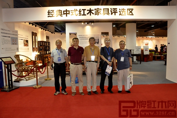 全国工商联艺术红木家具专业委员会专家顾问——原故宫博物院文保科技部主任曹静楼（中）、中国明式家具研究所原所长濮安国（右二）、故宫博物院研究员周京南（左一）、东