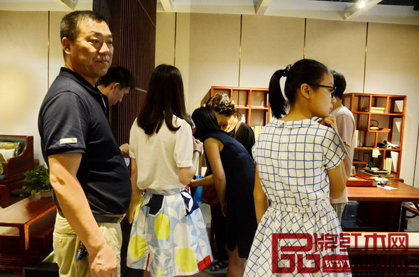 国寿红木展馆内汇聚众多经销商、消费者 国寿红木展馆内汇聚众多经销商、消费者
