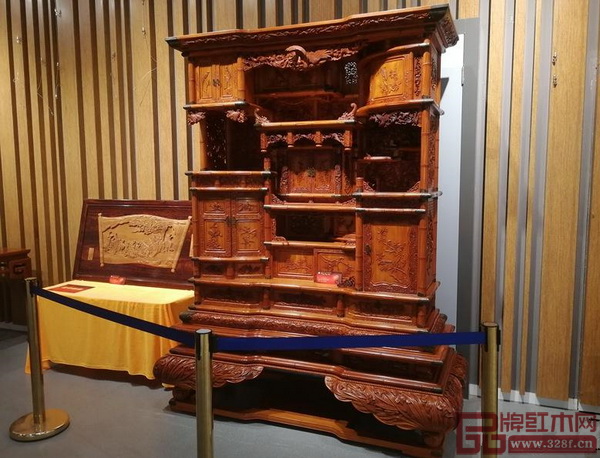 2017年江苏(如东)“洋口港”杯工艺美术精品大赛参展作品《贵妃多宝图》 2017年江苏(如东)“洋口港”杯工艺美术精品大赛参展作品《贵妃多宝图》