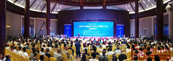 上千人出席并见证了首届中国新中式红木家具大会的开幕 上千人出席并见证了首届中国新中式红木家具大会的开幕