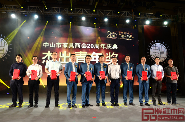 “中山市家具商会20周年庆典杰出青年奖”获奖人员合影留念,富宝轩红木总经理张奕海(左一) “中山市家具商会20周年庆典杰出青年奖”获奖人员合影留念,富宝轩红木总经理张奕海(左一)
