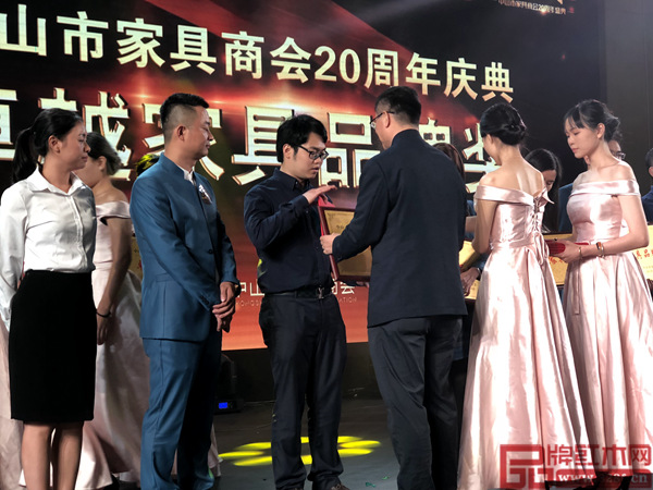 富宝轩红木总经理张奕海领奖瞬间 富宝轩红木总经理张奕海领奖瞬间