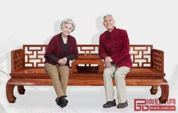 在南枝红红木出品的《曲尺罗汉床》,享天伦之乐 在南枝红红木出品的《曲尺罗汉床》,享天伦之乐