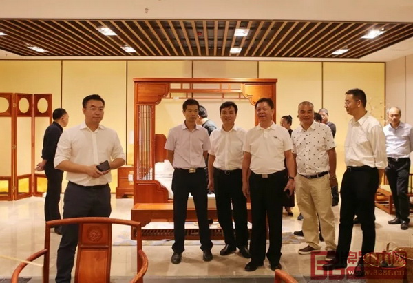 湖北省监利县县委副书记陈孝俊(左三),东莞市名家具俱乐部理事长林炳辉(左二),中国传统工艺大师、国寿红木董事长陈国寿(左四),国寿红木副董事长陈淦凡(左一)共同参观国寿红木艺术馆 湖北省监利县县委副书记陈孝俊(左三),东莞市名家具俱乐部理事长林炳辉(左二),中国传统工艺大师、国寿红木董事长陈国寿(左四),国寿红木副董事长陈淦凡(左一)共同参观国寿红木艺术馆