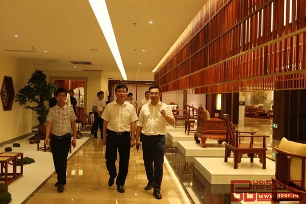 国寿红木副董事长陈淦凡(右一)为湖北省监利县县委副书记陈孝俊(中)介绍国寿红木艺术馆的设计布局 国寿红木副董事长陈淦凡(右一)为湖北省监利县县委副书记陈孝俊(中)介绍国寿红木艺术馆的设计布局