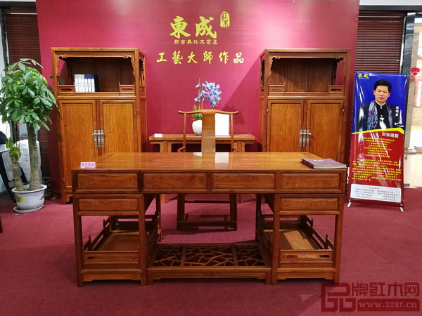 中国传统工艺大师、东成红木董事长张锡复作品《大果紫檀明式经典书房-书台》荣获“云工奖”金奖