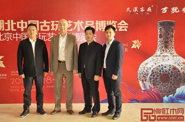 中国传统工艺大师：深圳泰和园董事长邵湘文（左二）、东成红木董事长张锡复（右二）、明堂红木总经理张向荣（左一）与全联民间文物艺术品商会艺术红木家具专业委员会执行会长、弘木传媒CEO林伟华（右一）合影