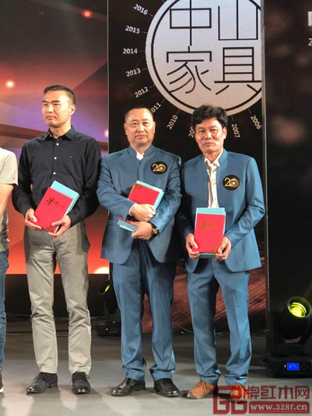 一品居家具董事长方达良(左二)荣获“杰出贡献奖” 一品居家具董事长方达良(左二)荣获“杰出贡献奖”