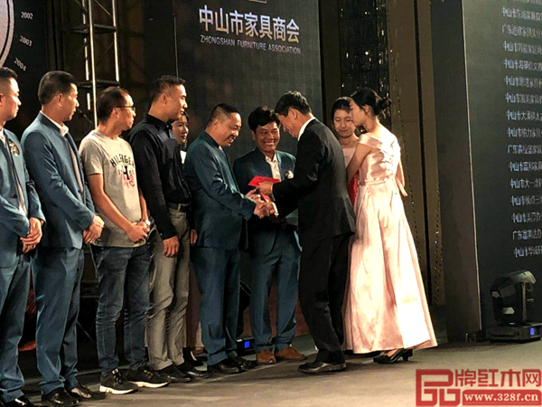 中国家具协会理朱长岭为一品居家具方达良董事长颁奖 中国家具协会理朱长岭为一品居家具方达良董事长颁奖