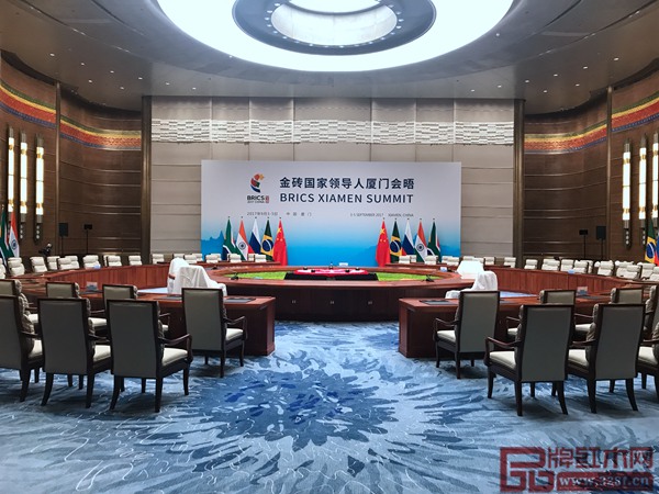 明堂红木为金砖国家领导人第九次会晤主会场制作的红木家具会议桌 明堂红木为金砖国家领导人第九次会晤主会场制作的红木家具会议桌