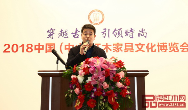 中山忆古轩总经理刘宇在2018中国（中山）红木家具文化博览会筹备大会上分享参展心得