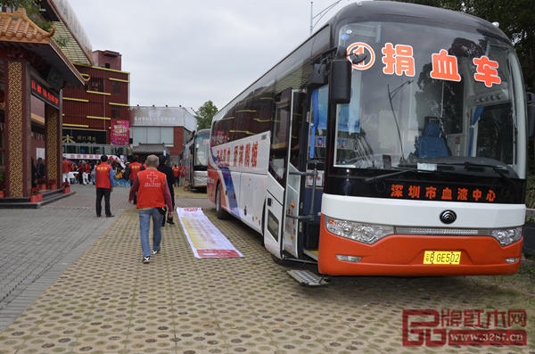 万盛宇红木“红色行动”现场出动4台献血车 万盛宇红木“红色行动”现场出动4台献血车
