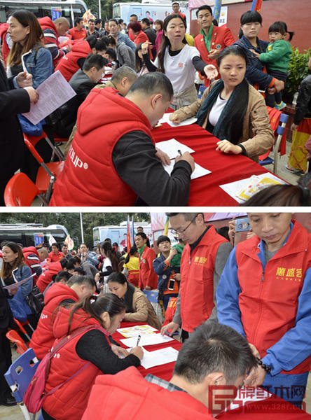 不少市民参与到万盛宇红木的献血活动中进行报名献血 不少市民参与到万盛宇红木的献血活动中进行报名献血
